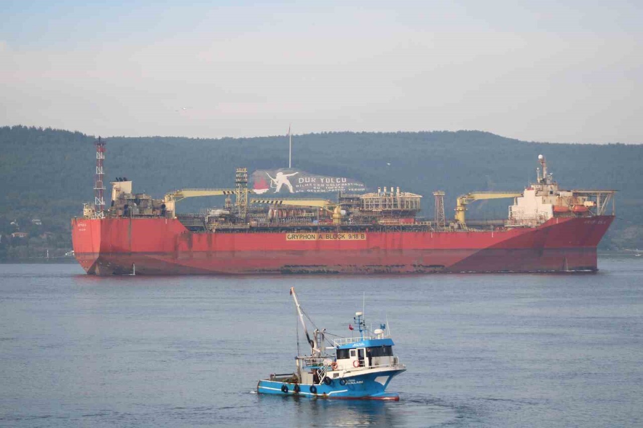 ÇANAKKALE BOĞAZI’NDAN, YÜZER ÜRETİM, DEPOLAMA VE BOŞALTMA GEMİSİ ‘GRYPHON A’ GEÇTİ.