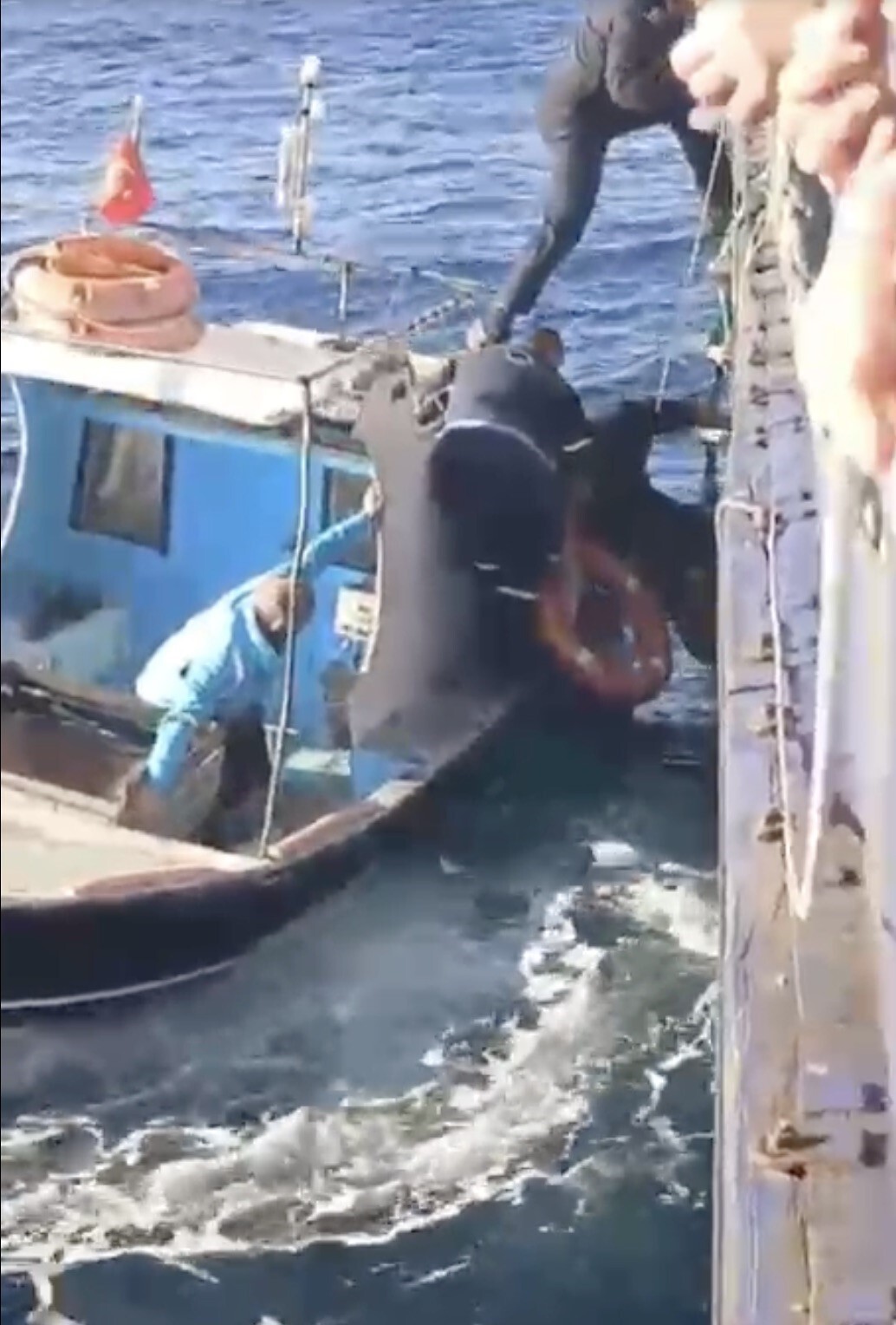 ÇANAKKALE’DE BOZCAADA-GEYİKLİ FERİBOT SEFERİ SIRASINDA İDDİAYA GÖRE DENİZE DENİZE ATLAYAN 1 KİŞİ...