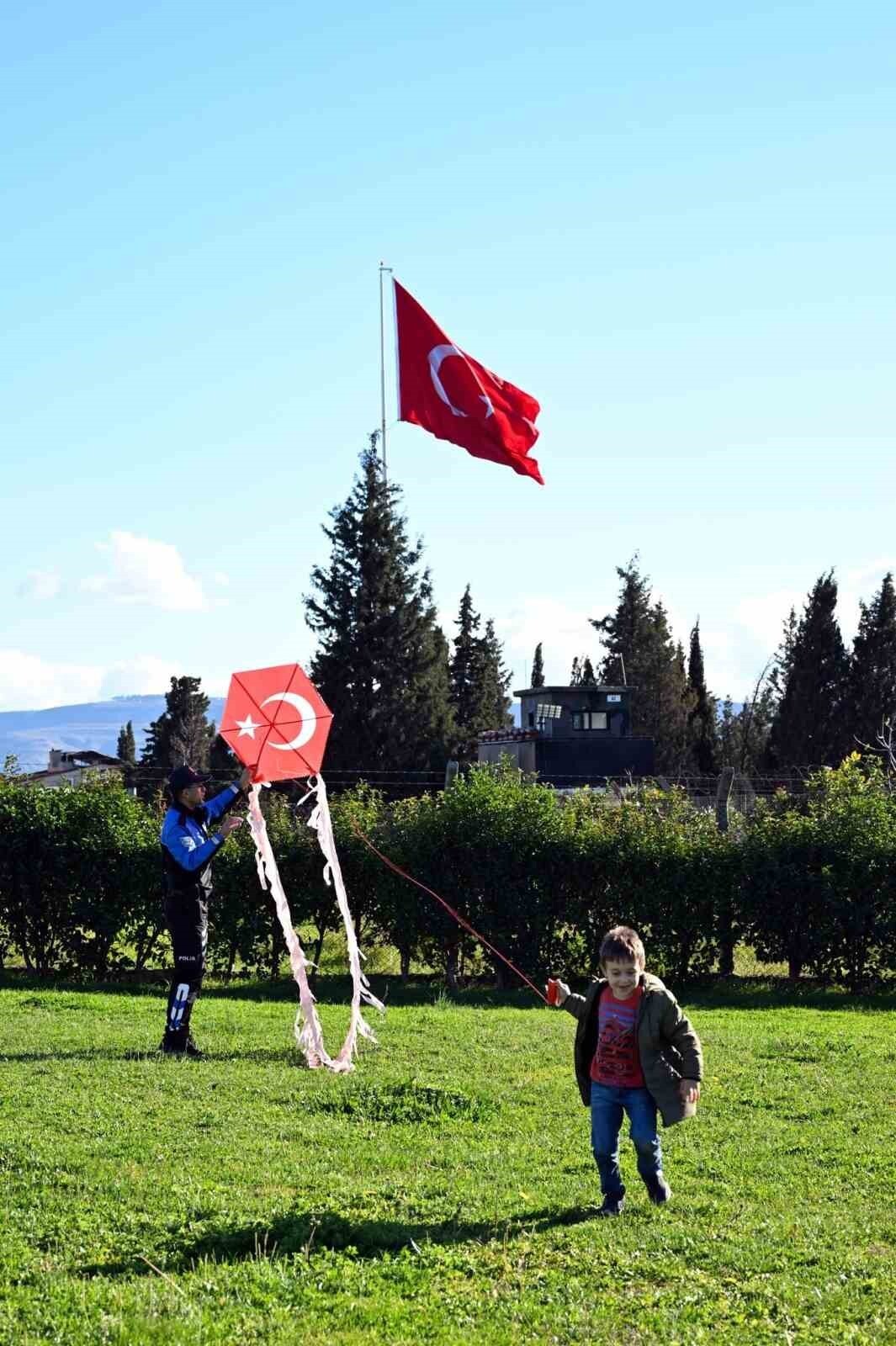 ÇANAKKALE’DE EMNİYET EKİPLERİ DÜZENLEDİKLERİ UÇURTMA ŞENLİĞİ İLE ÇOCUKLARLA BİR ARAYA...