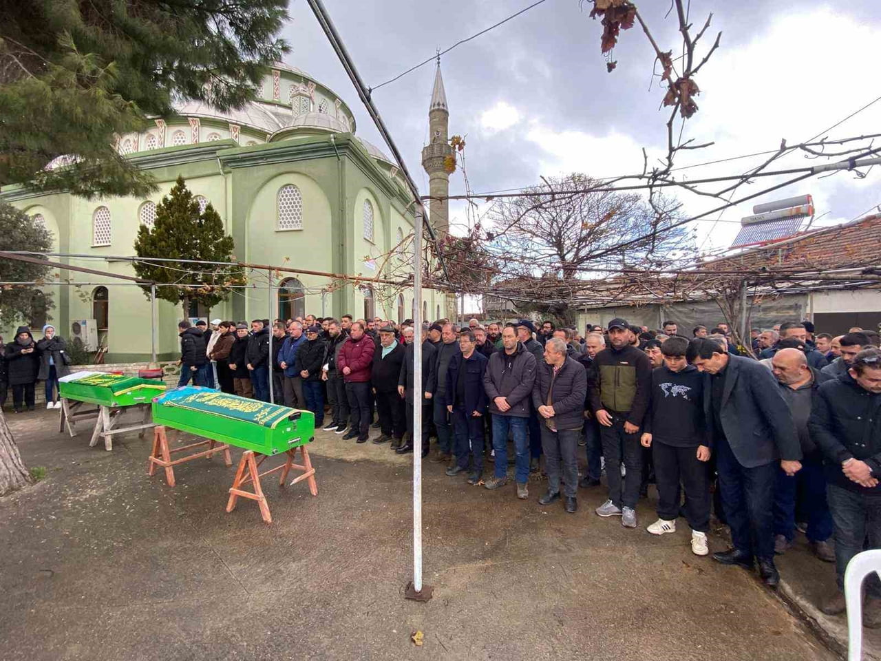 ÇANAKKALE’DE POLİSTEN KAÇMAK İÇİN TERS YÖNDEN GELEN ARAÇ İLE ÇARPIŞAN ARABADA HAYATINI KAYBEDEN...