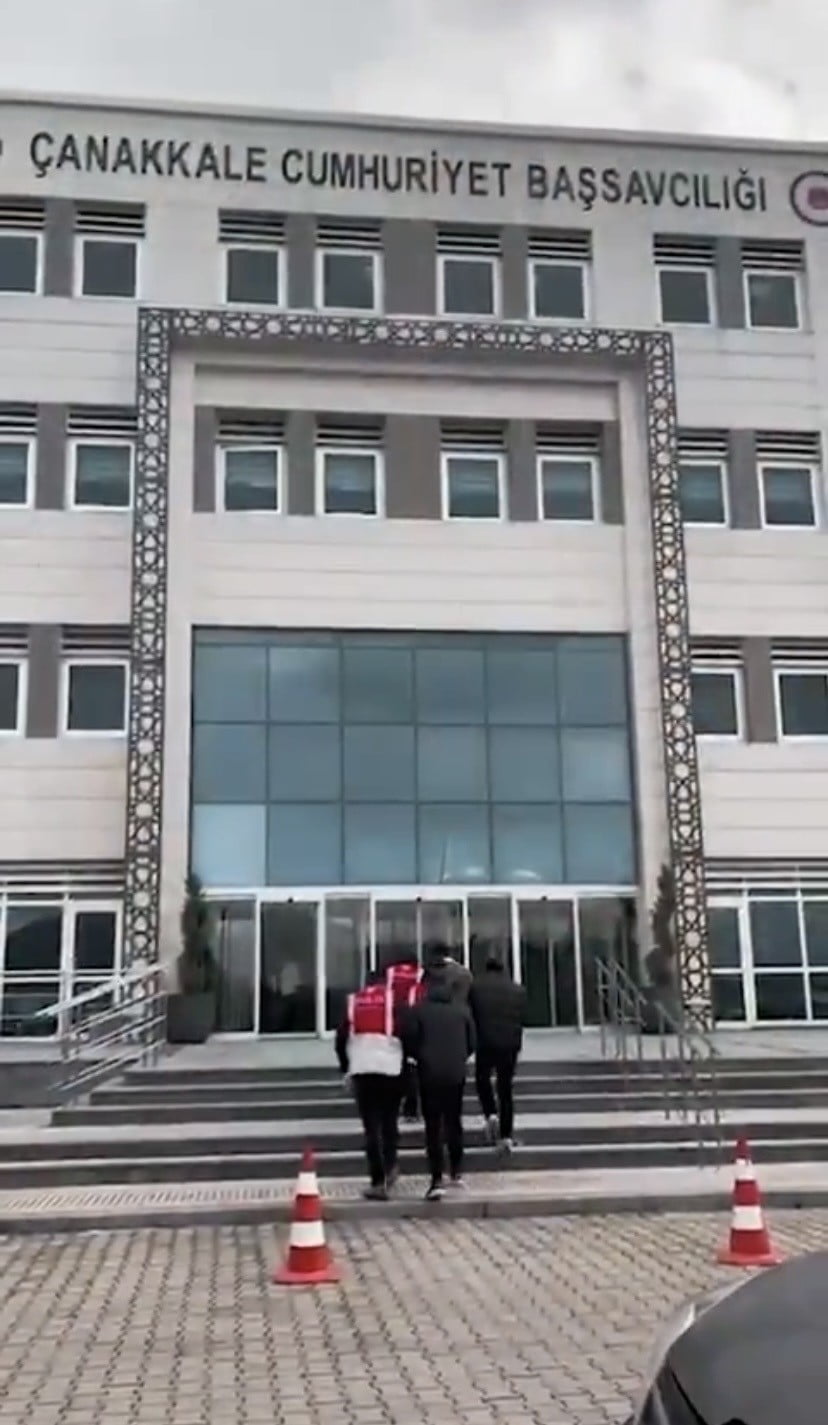 ÇANAKKALE İL EMNİYET MÜDÜRLÜĞÜ EKİPLERİNCE DÜZENLENEN KAÇAK GÖÇMEN OPERASYONUNDA 10 KAÇAK GÖÇMEN...