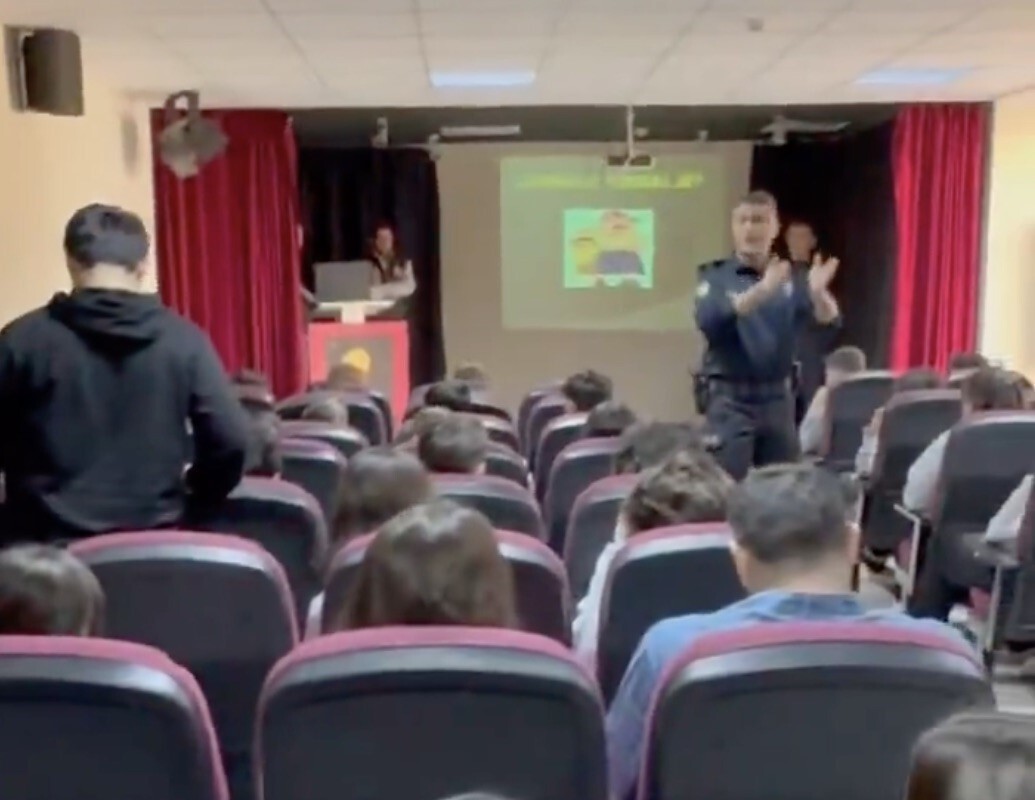 ÇANAKKALE’NİN ECEABAT İLÇESİNDE EMNİYET EKİPLERİNCE ORTAOKUL VE LİSE ÖĞRENCİLERİ ÇEŞİTLİ KONULARDA...