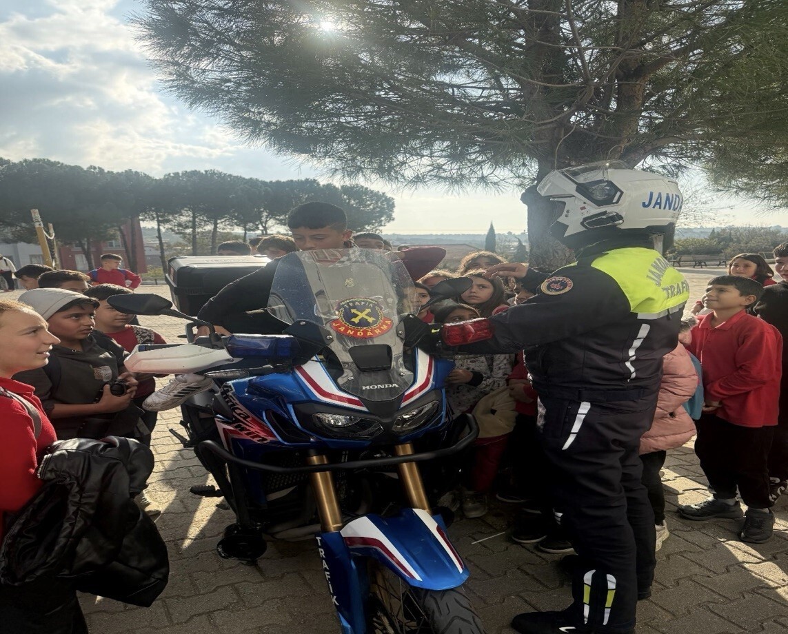 ÇANAKKALE’NİN EZİNE İLÇESİNDE TRAFİK JANDARMASI EKİPLERİ TARAFINDA İLKÖĞRETİM OKULUNDAKİ ÖĞRENCİ...