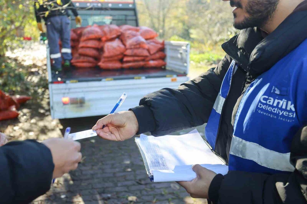 CANİK BELEDİYESİ, İLÇEDEKİ İHTİYAÇ SAHİBİ VE DAR GELİRLİ AİLELERE ISINMA DESTEĞİ...