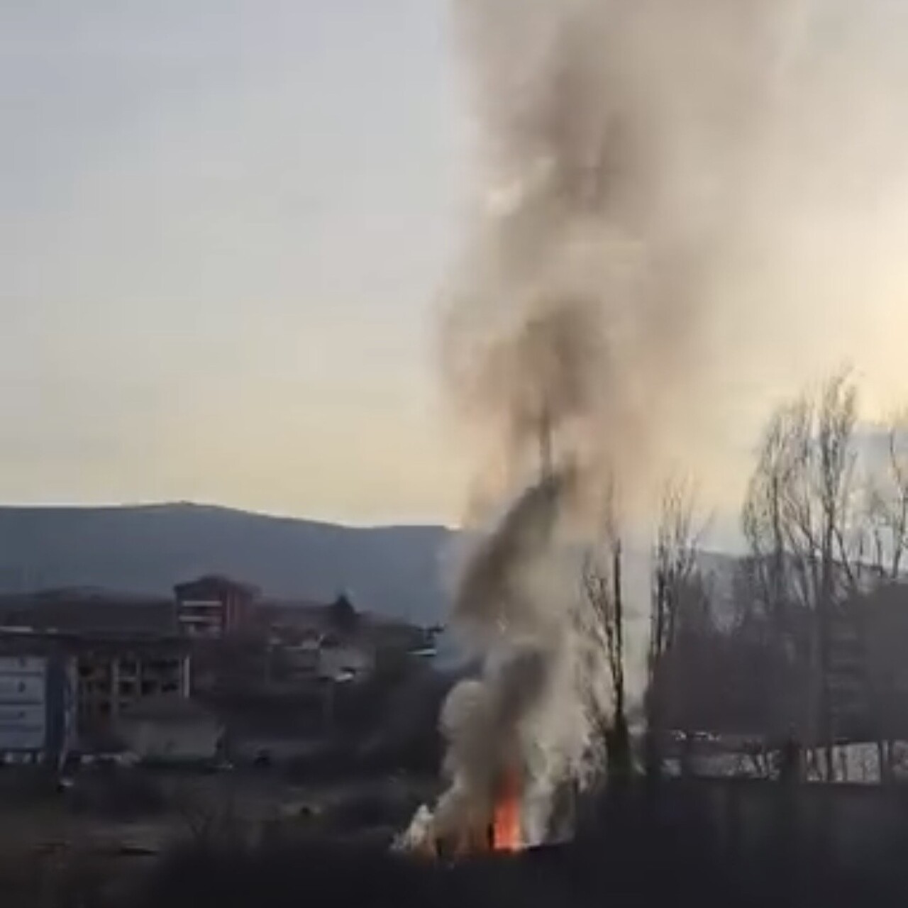 ÇANKIRI'NIN ILGAZ İLÇESİNDE ALEVLERE TESLİM OLAN BAHÇE KULÜBESİ KÜLE DÖNDÜ.