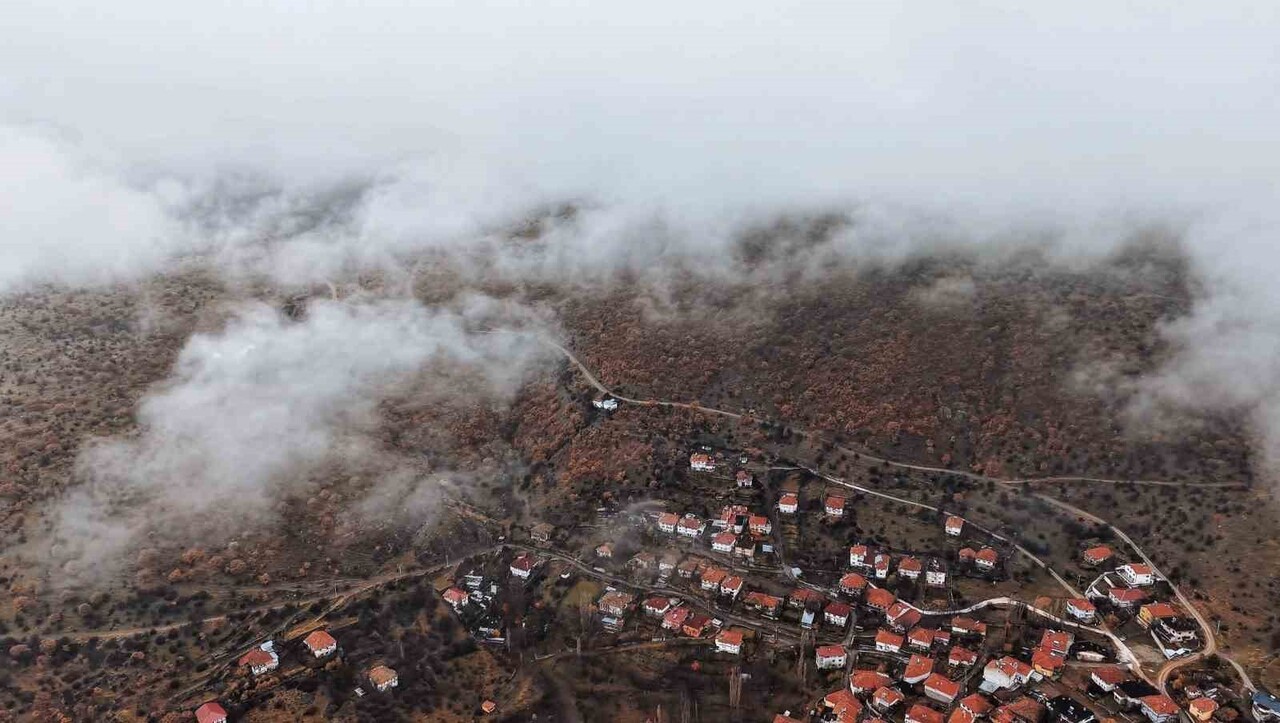 ÇANKIRI'NIN KORGUN İLÇESİNDE OLUŞAN SİS BULUTLARI, SONBAHAR RENKLERİ İLE BÜTÜNLEŞEREK...