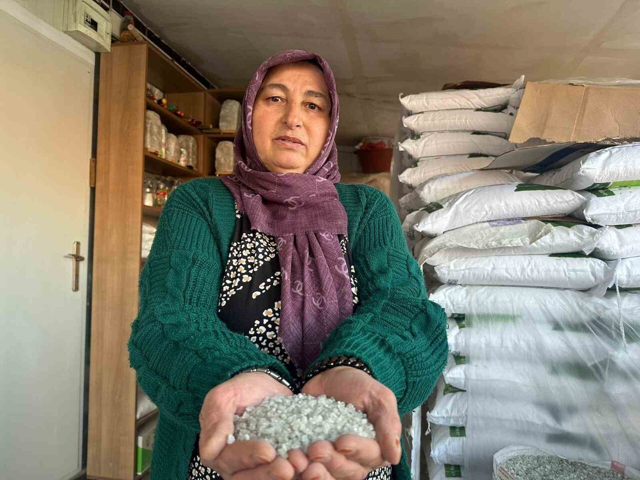 ÇANKIRI’DA YAŞAYAN 56 YAŞINDAKİ FATMA ŞAHİN, DÜKKANINDA SATTIĞI TUZ VE TUZ ÜRÜNLERİ SAYESİNDE...