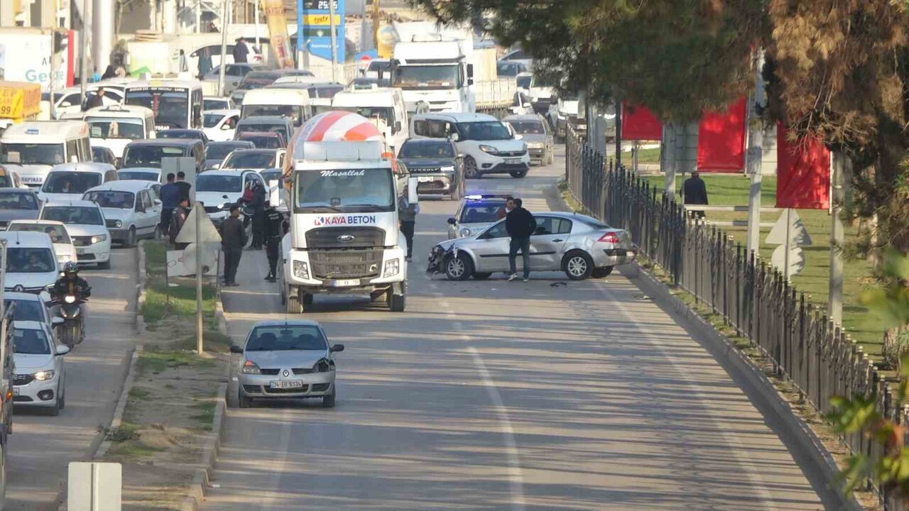 ÇARPIŞAN ARAÇLAR BULVARI TRAFİĞE KAPATTI