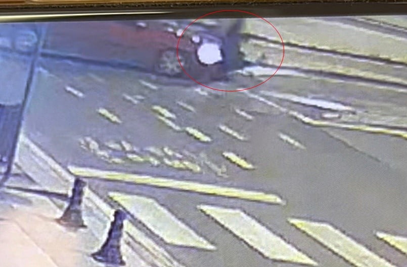 ÇARPIŞTIĞI ARABANIN ÜZERİNDEN TAKLA ATTI: O ANLAR KAMERADA