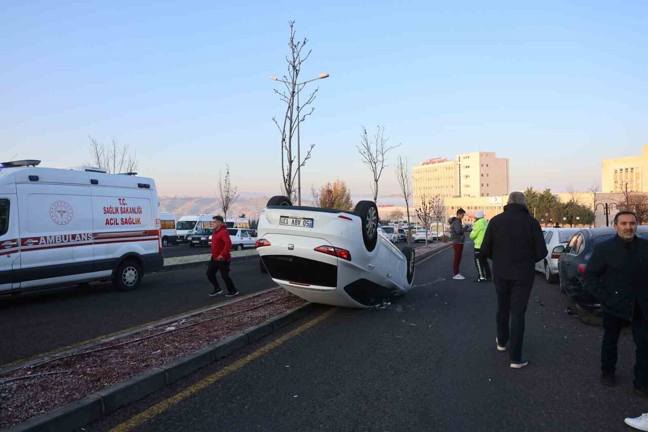 ÇARPMANIN ETKİSİYLE SAVRULAN OTOMOBİL, REFÜJ TAŞLARINA ÇARPTIKTAN SONRA TAKLA ATTI.
