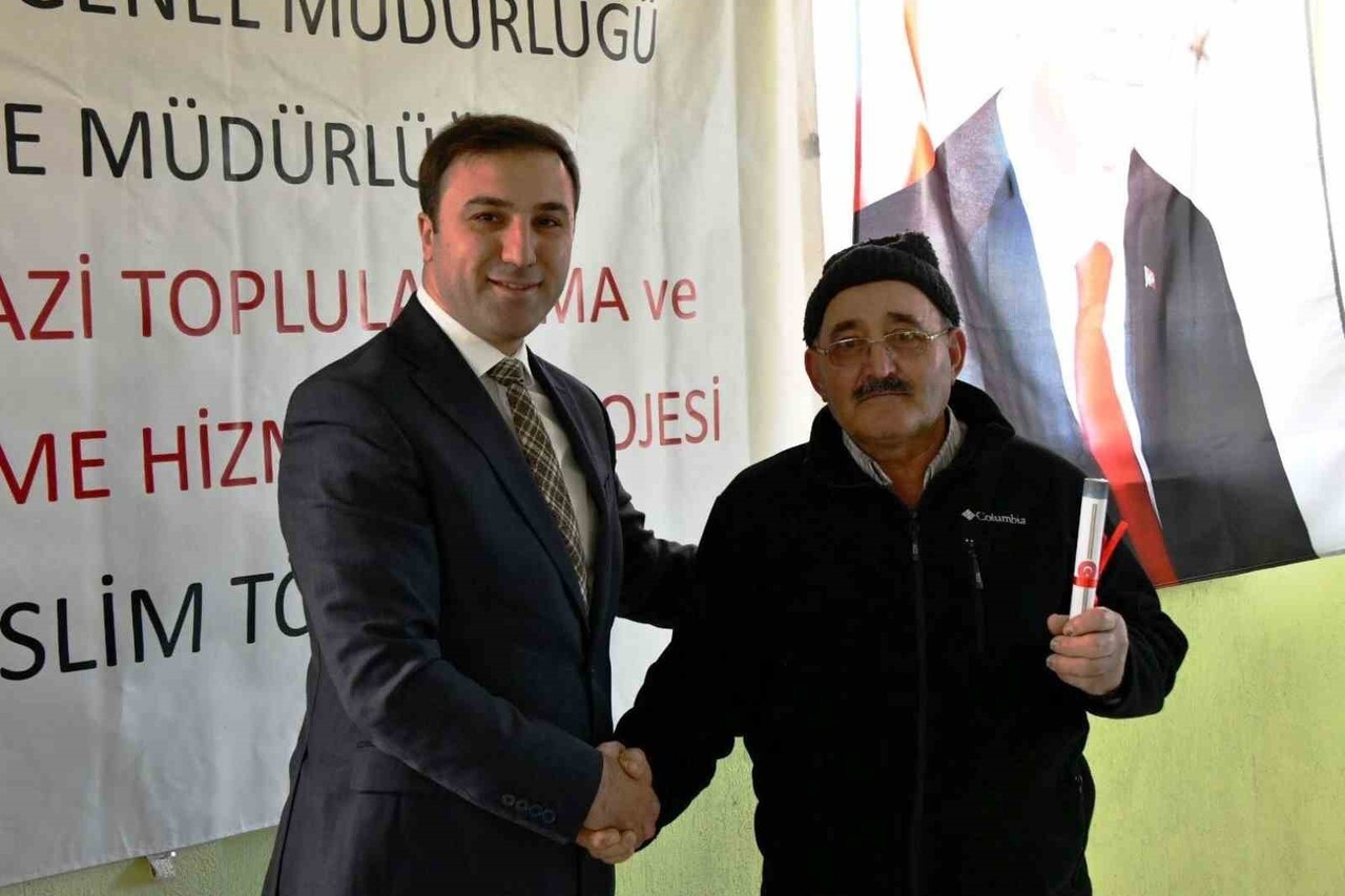 ÇAVDARHİSAR’DA ARAZİ TOPLULAŞTIRMA PROJESİ KAPSAMINDA TAPU TESLİM TÖRENİ DÜZENLENDİ