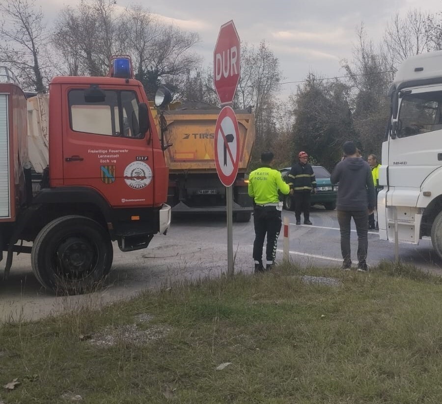 ÇAYCUMA'DA TIR, OTOMOBİLE ÇARPTI: 1 YARALI