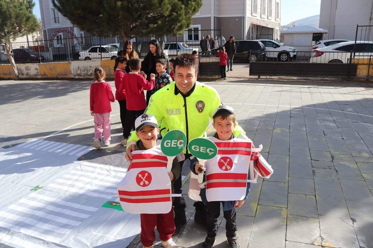 ÇAYIRLI’DA ÖĞRENCİLERE TRAFİK GÜVENLİĞİ EĞİTİMİ
