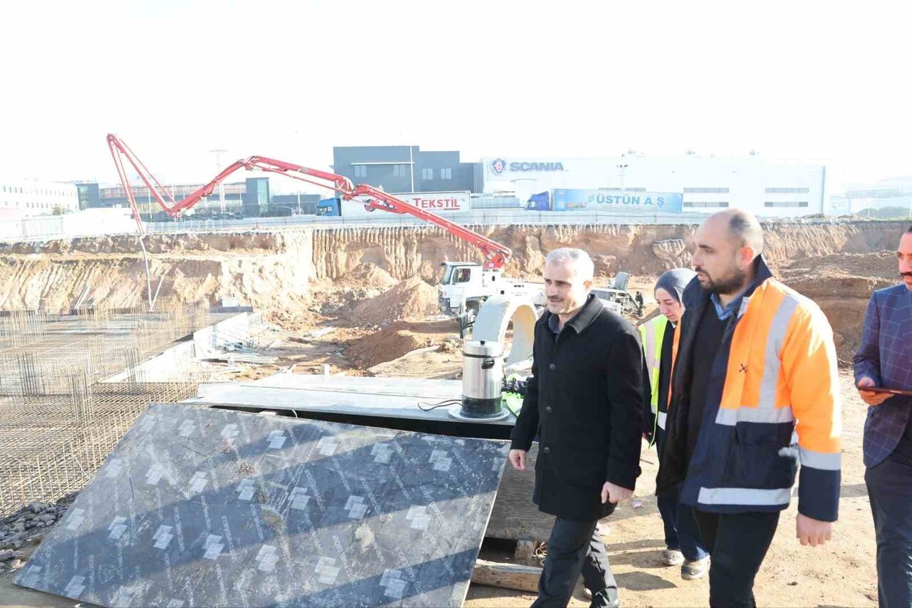 ÇAYIROVA'DA HAYIRSEVER DESTEĞİYLE İNŞA EDİLEN 24 DERSLİKLİ MESLEK LİSESİNDE ÇALIŞMALAR...