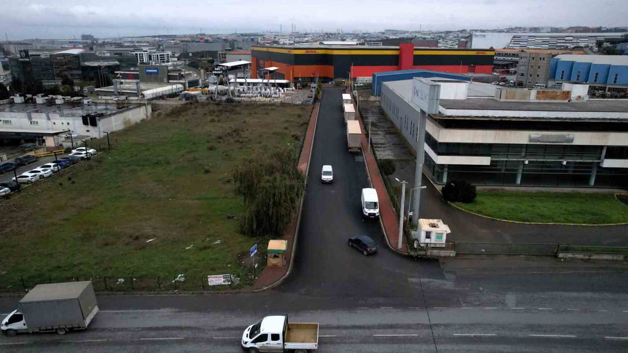 ÇAYIROVA İLÇESİ ŞEKERPINAR MAHALLESİ’NDE HAL BİNASINA ULAŞIMI SAĞLAYAN ŞEHZADE VE KADİFE SOKAK’TA...