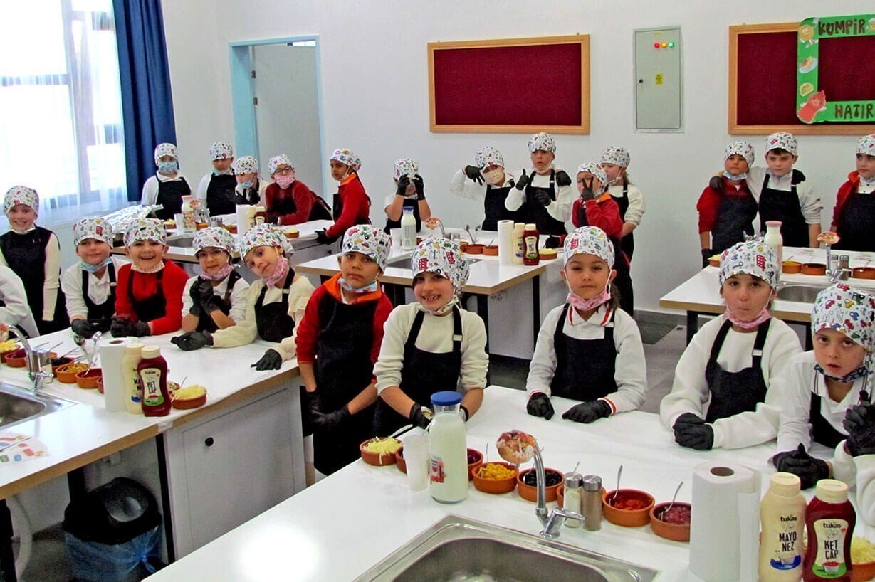 ÇEŞME'DE ÖĞRENCİLER VE VELİLER "KUMPİR HAZIRLAMA ETKİNLİĞİ"NDE BULUŞTU