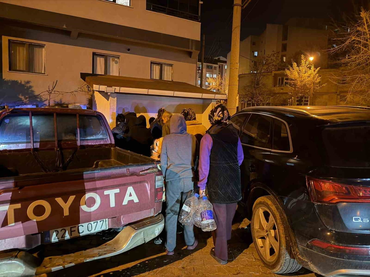 ÇEŞME BAŞINDA BİDONLARINA SU DOLDURAN VATANDAŞLAR