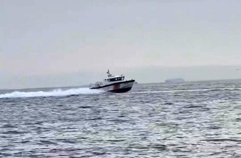 ÇEŞME İLÇESİ AÇIKLARINDA SAHİL GÜVENLİK EKİPLERİNİN MÜLTECİ BOTUNU TAKİBE ALDIĞI ANLAR, BİR...