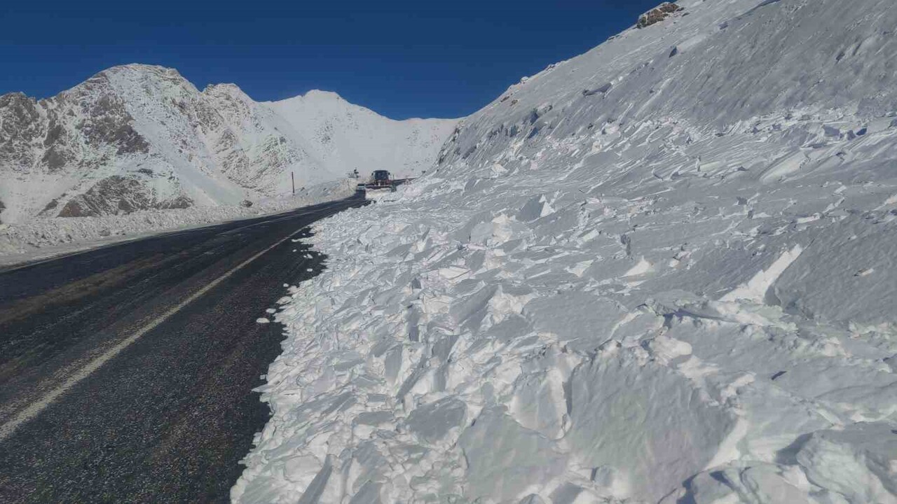 ÇIĞ DÜŞMESİ SONUCU KAPANAN VAN-BAHÇESARAY KARA YOLU ULAŞIMA AÇILDI.