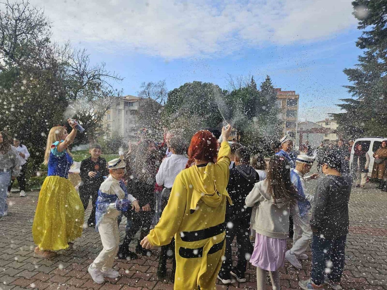 ÇOCUKLAR, PALYAÇO GÖSTERİLERİYLE ÇEŞİTLİ ETKİNLİKLER EŞLİĞİNDE DOYASIYA EĞLENDİKLERİ UNUTULMAZ BİR...