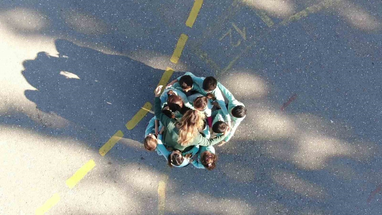 ÇOCUKLUĞUNDA HER GÜN 4 KİLOMETRE YOL YÜRÜYEREK ZOR ŞARTLAR ALTINDA EĞİTİMİNİ TAMAMLAYAN 22 YILLIK...