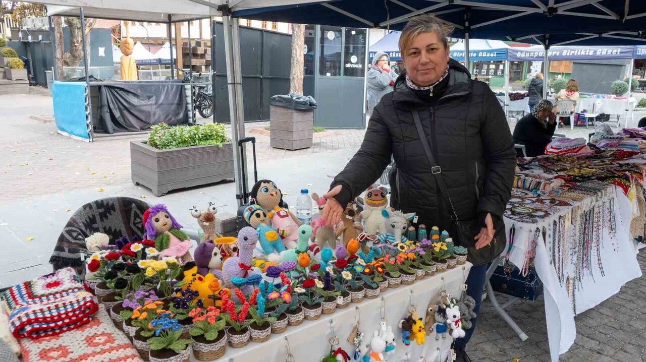 ÇOCUKLUK TUTKUSUNU EL EMEĞİNE DÖNÜŞTÜREN EV HANIMI ŞÜKRAN KAROL, SOĞUK HAVAYA RAĞMEN TEZGÂHININ...