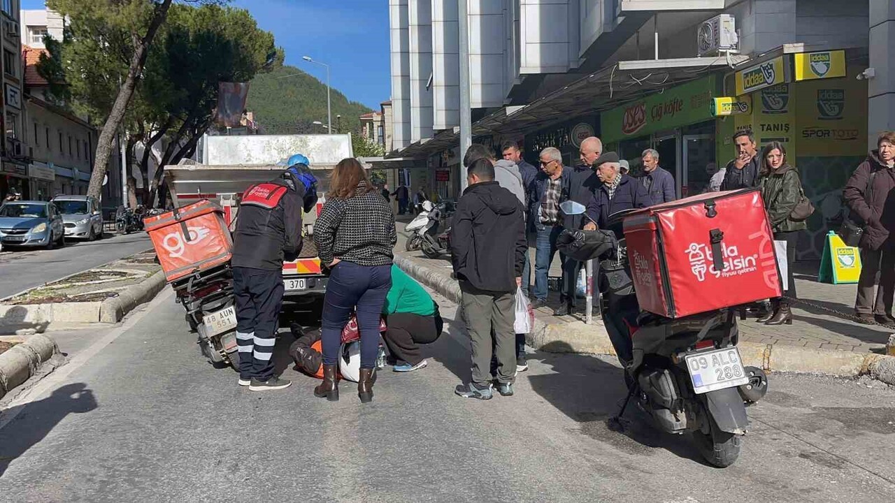 ÇÖP KAMYONUNA ÇARPAN MOTOKURYE YARALANDI