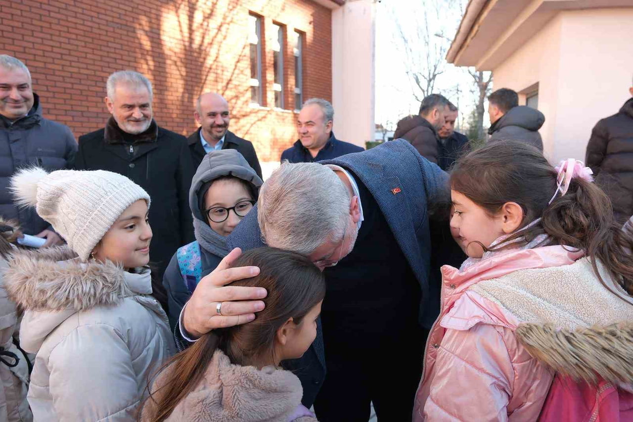 ÇÖPLÜ MAHALLESİ’NDE VATANDAŞLARLA BİR ARAYA GELEREK TALEPLERİNİ DİNLEYEN ÇORUM BELEDİYE BAŞKANI...