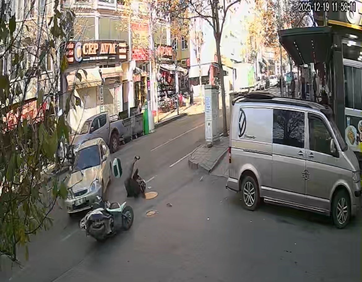 ÇORLU'DA OTOMOBİLLE MOTOSİKLETİN KAFA KAFAYA ÇARPIŞTIĞI KAZA KAMERADA