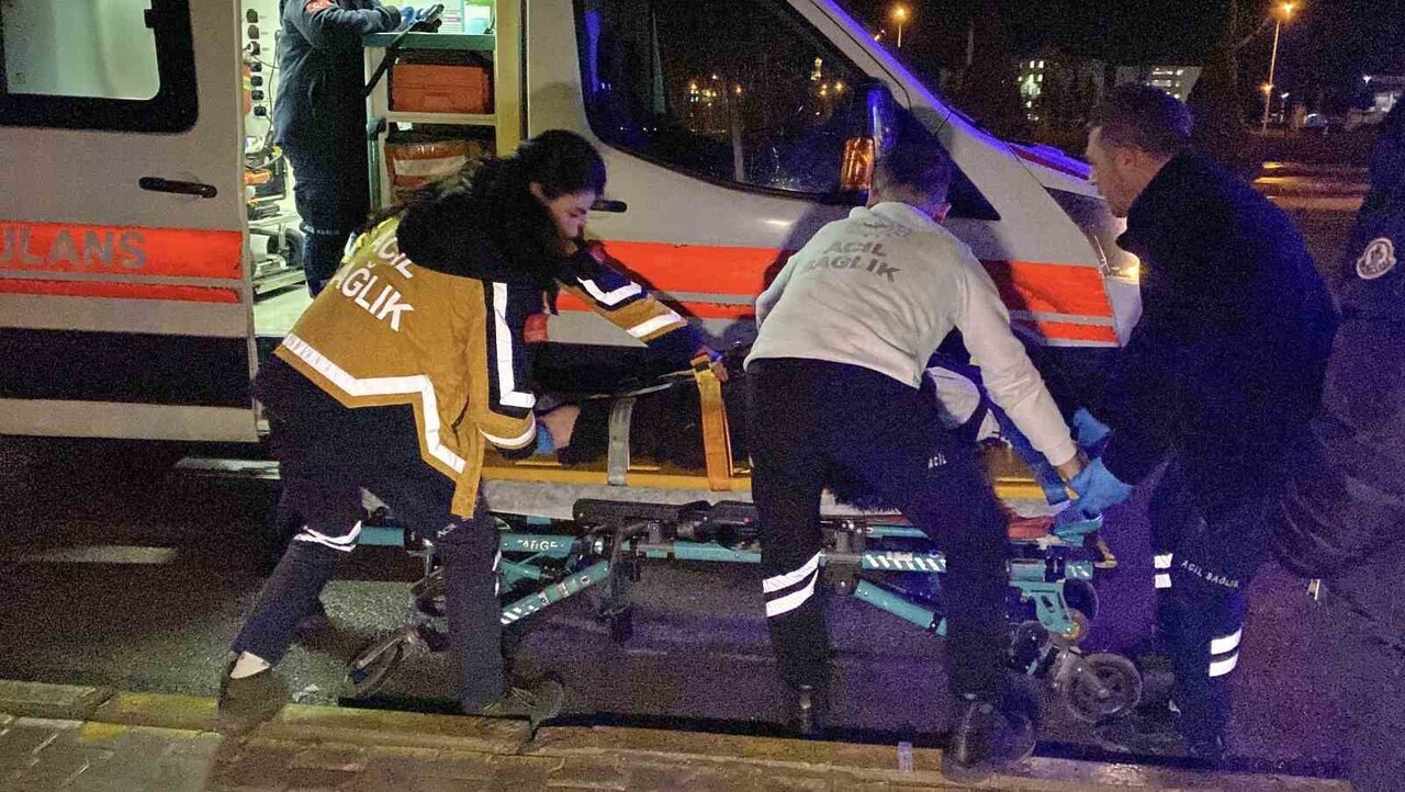 ÇORUM'DA MOTOSİKLET YOLUN KARŞISINA GEÇMEK İSTEYEN YAYAYA ÇARPTI. KAZADA 2 KİŞİ YARALANDI.