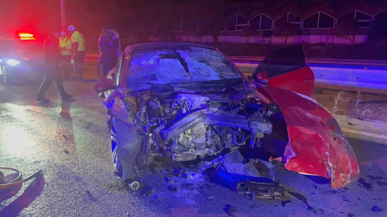 ÇORUM'DA OTOMOBİLİN TIRA ÇARPMASI SONUCUNDA MEYDANA GELEN TRAFİK KAZASINDA OTOMOBİLDE YOLCU OLARAK...