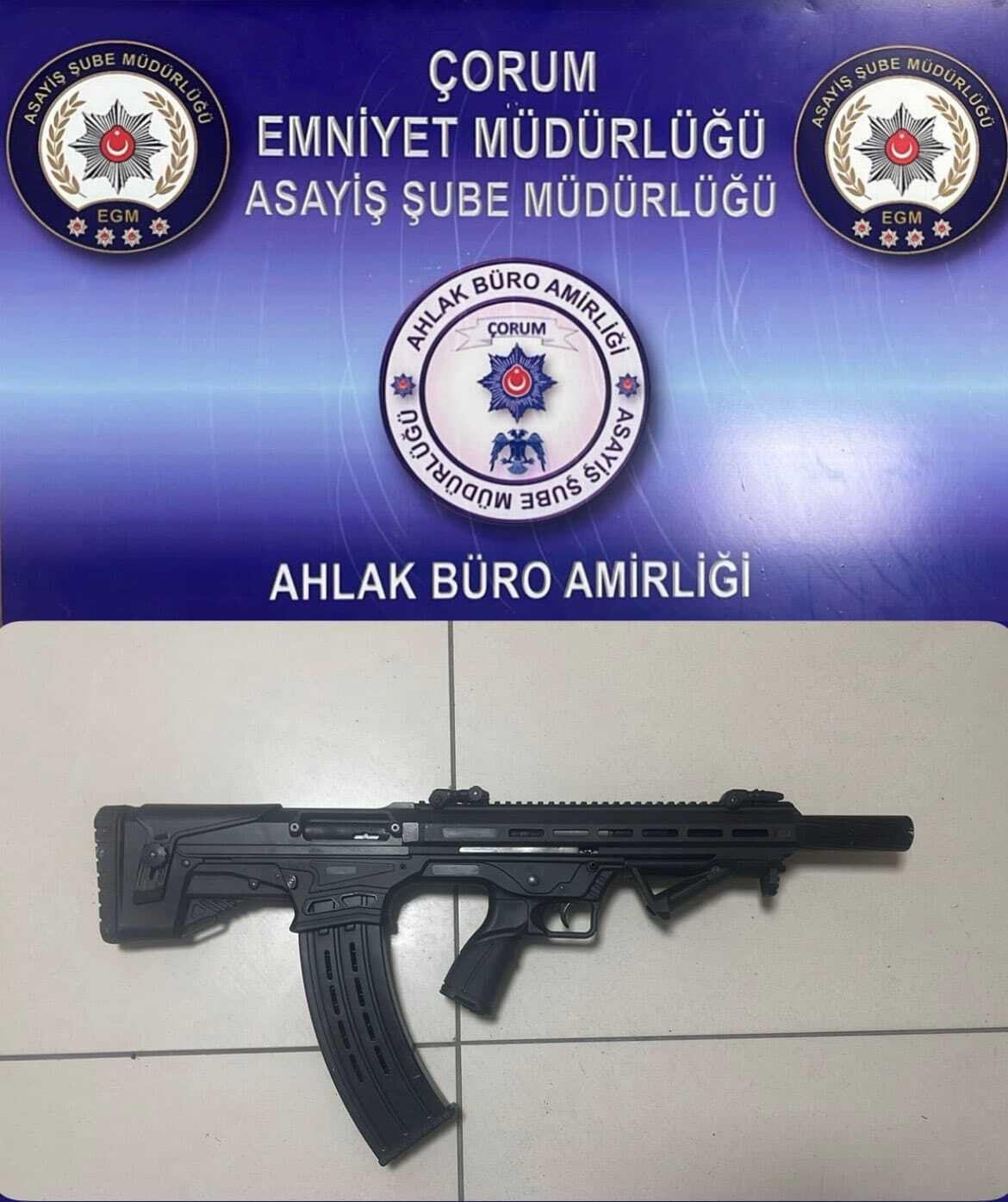 ÇORUM'DA POLİS EKİPLERİNCE GERÇEKLEŞTİRİLEN DENETİMLERDE HAKLARINDA YAKALAMA KARARI BULUNAN 8 KİŞİ...