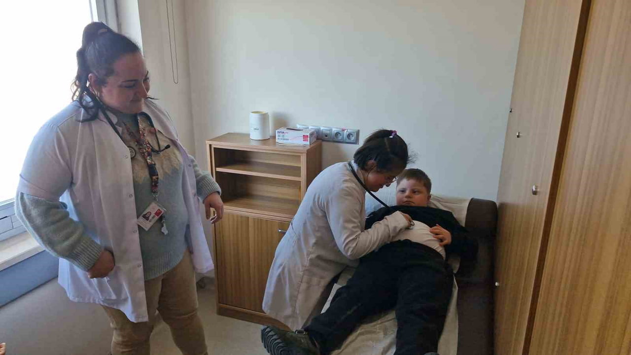 ÇORUM'UN ALACA İLÇESİNDE ÖZEL EĞİTİM ÖĞRENCİLERİ HASTANE KORKULARINI BEYAZ ÖNLÜK GİYİP...