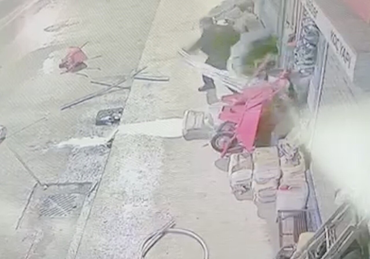 ÇORUM'UN OSMANCIK İLÇESİNDE BİR ŞAHIS, CADDEDE BULUNAN DÜKKANLARIN ÖNÜNDE BULUNAN MALZEMELERİ TEK...