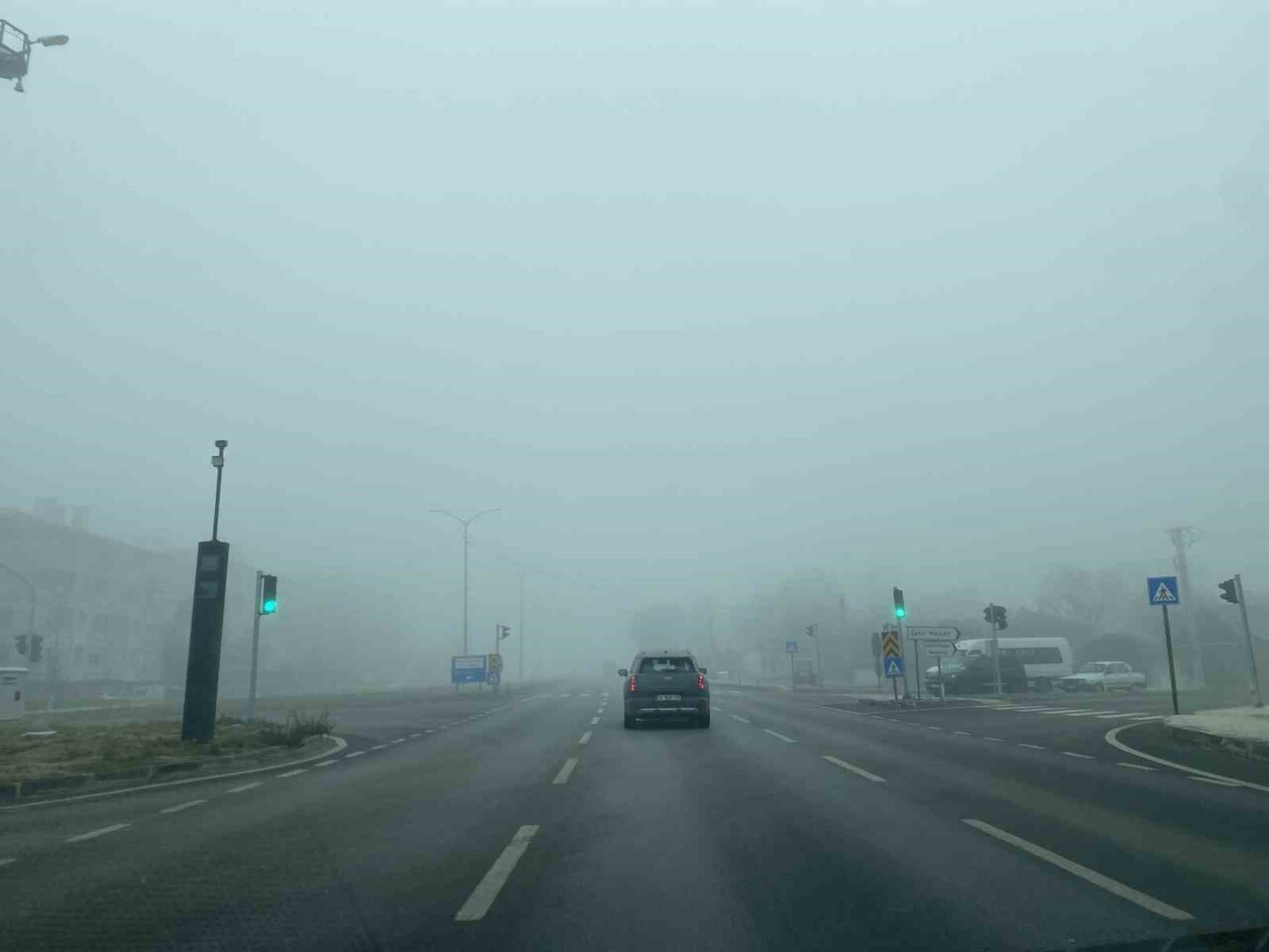 ÇORUM'UN OSMANCIK İLÇESİNDE ETKİLİ OLAN YOĞUN SİS SEBEBİYLE 30 METREYE KADAR DÜŞEN GÖRÜŞ MESAFESİ...