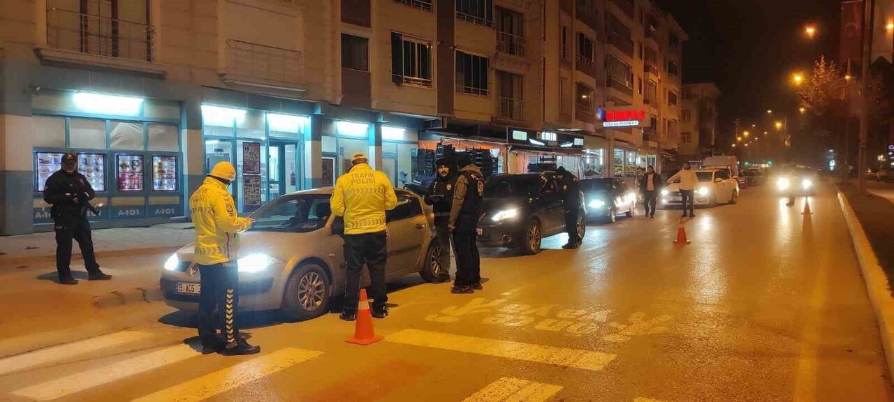 ÇORUM'UN OSMANCIK İLÇESİNDE POLİS EKİPLERİ TARAFINDAN 58 PERSONELİN KATILIMIYLA DÜZENLENEN GENİŞ...