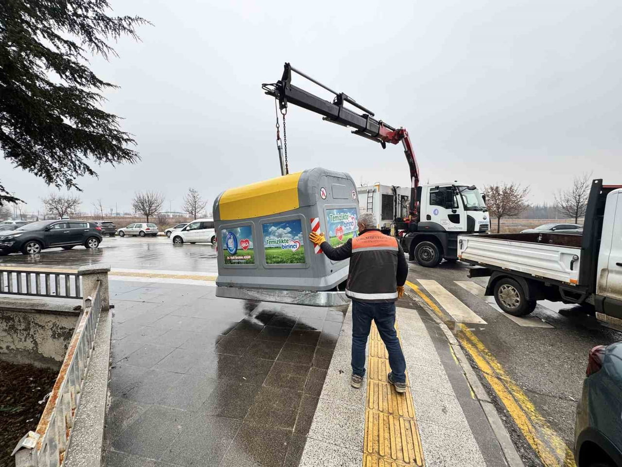 ÇORUM BELEDİYESİ, ŞEHİR GENELİNDE BAŞLATTIĞI TEMİZLİK SEFERBERLİĞİ KAPSAMINDA ESKİ TİP ÇÖP...