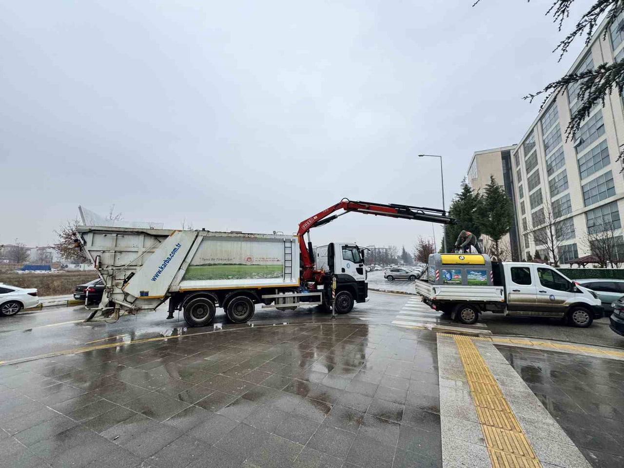 ÇORUM BELEDİYESİ, ŞEHİR GENELİNDE BAŞLATTIĞI TEMİZLİK SEFERBERLİĞİ KAPSAMINDA ESKİ TİP ÇÖP...