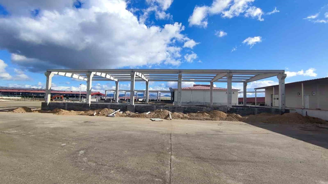 ÇORUM BELEDİYESİ TARAFINDAN HAYATA GEÇİRİLEN VE MEZBAHA ATIKLARINI KEDİ-KÖPEK MAMASINA...