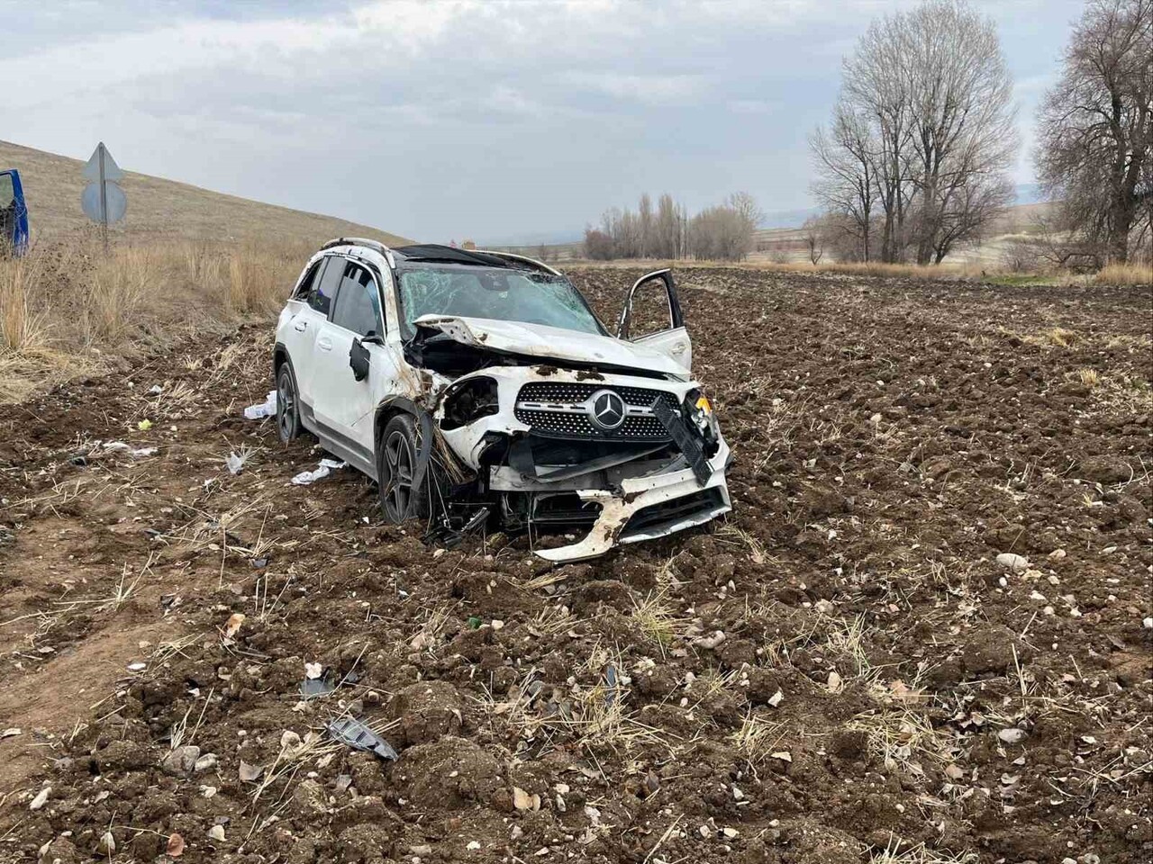 ÇORUM’DA SUNGURLU-ALACA KARAYOLUNDA SÜRÜCÜSÜNÜN DİREKSİYON HAKİMİYETİNİ KAYBETTİĞİ OTOMOBİLİN...