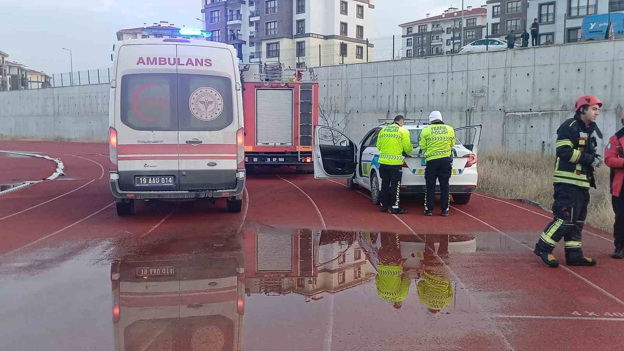 ÇORUM’DA YOLDAN HAFİF TİCARİ ARAÇ YAKLAŞIK 8 METRELİK İSTİNAT DUVARINDAN AŞAĞI DÜŞTÜ. KAZADA...