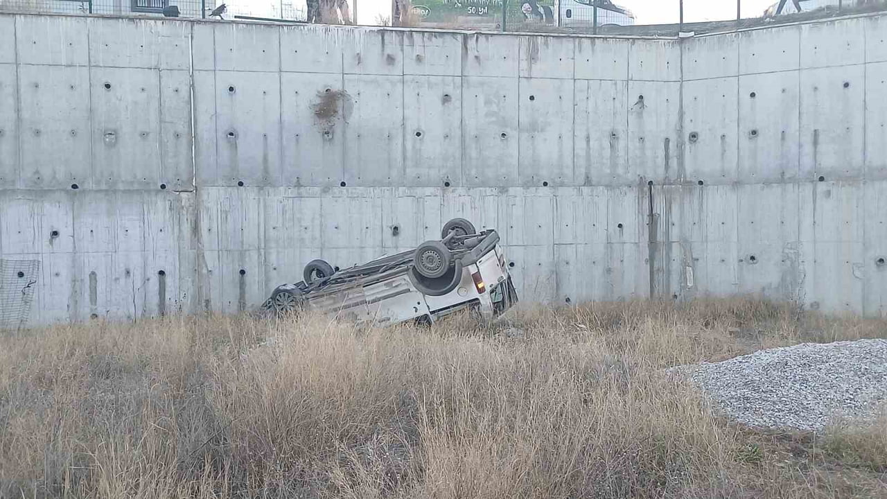 ÇORUM’DA YOLDAN HAFİF TİCARİ ARAÇ YAKLAŞIK 8 METRELİK İSTİNAT DUVARINDAN AŞAĞI DÜŞTÜ. KAZADA...