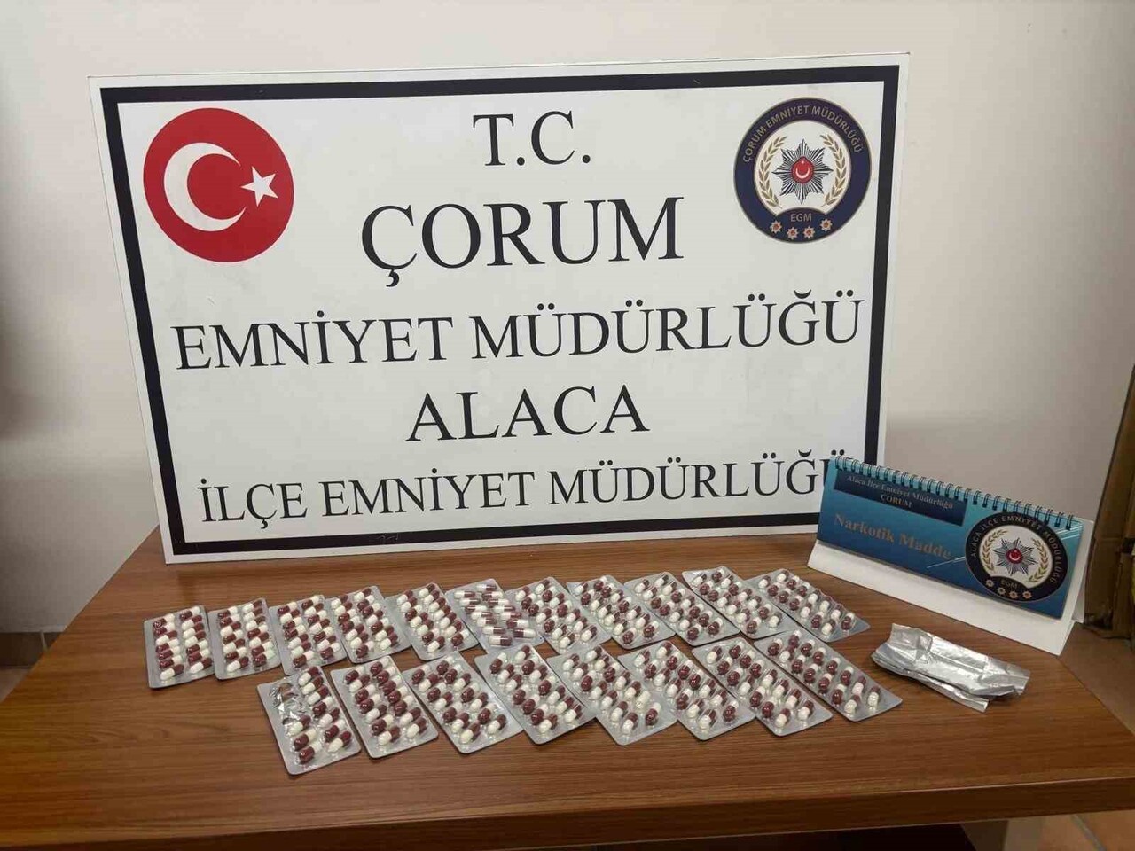 ÇORUM’UN ALACA İLÇESİNDE POLİS EKİPLERİNİN ŞÜPHE ÜZERİNE BİR AKARYAKIT İSTASYONUNDA DURDURDUĞU...