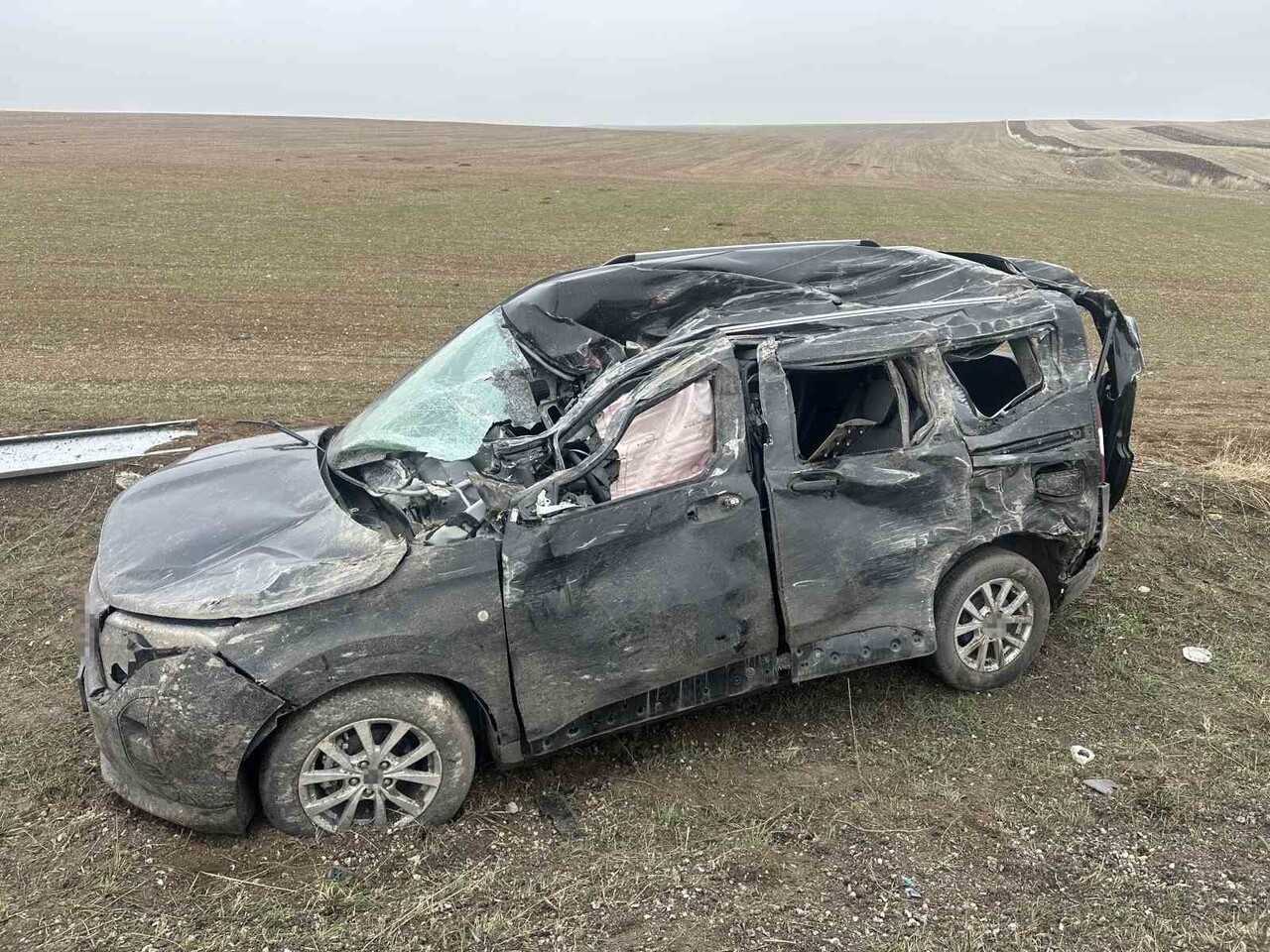 ÇORUM’UN ALACA İLÇESİNDE TIRIN DORSESİNİN ÜZERİNE DEVRİLDİĞİ HAFİF TİCARİ ARAÇTAKİ 2 KİŞİ...