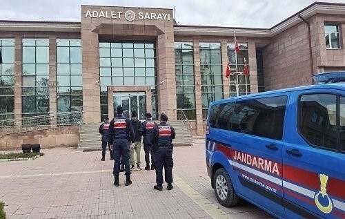 ÇORUM’UN OSMANCIK İLÇESİNDE JANDARMA EKİPLERİ TARAFINDAN DÜZENLENEN UYUŞTURUCU OPERASYONUNDA...