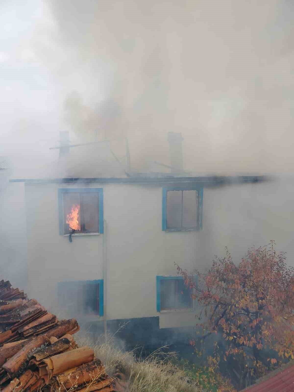 ÇORUM’UN OSMANCIK İLÇESİNE BAĞLI ÇAMPINAR KÖYÜNDE İKİ KATLI MÜSTAKİL EVDE ÇIKAN YANGIN KORKUTTU....