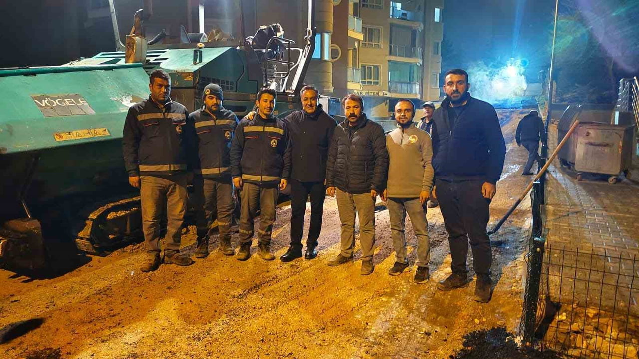 ÇORUM’UN SUNGURLU İLÇESİNDE BELEDİYE EKİPLERİ, VATANDAŞLARIN DAHA KONFORLU ULAŞIMI İÇİN SICAK...