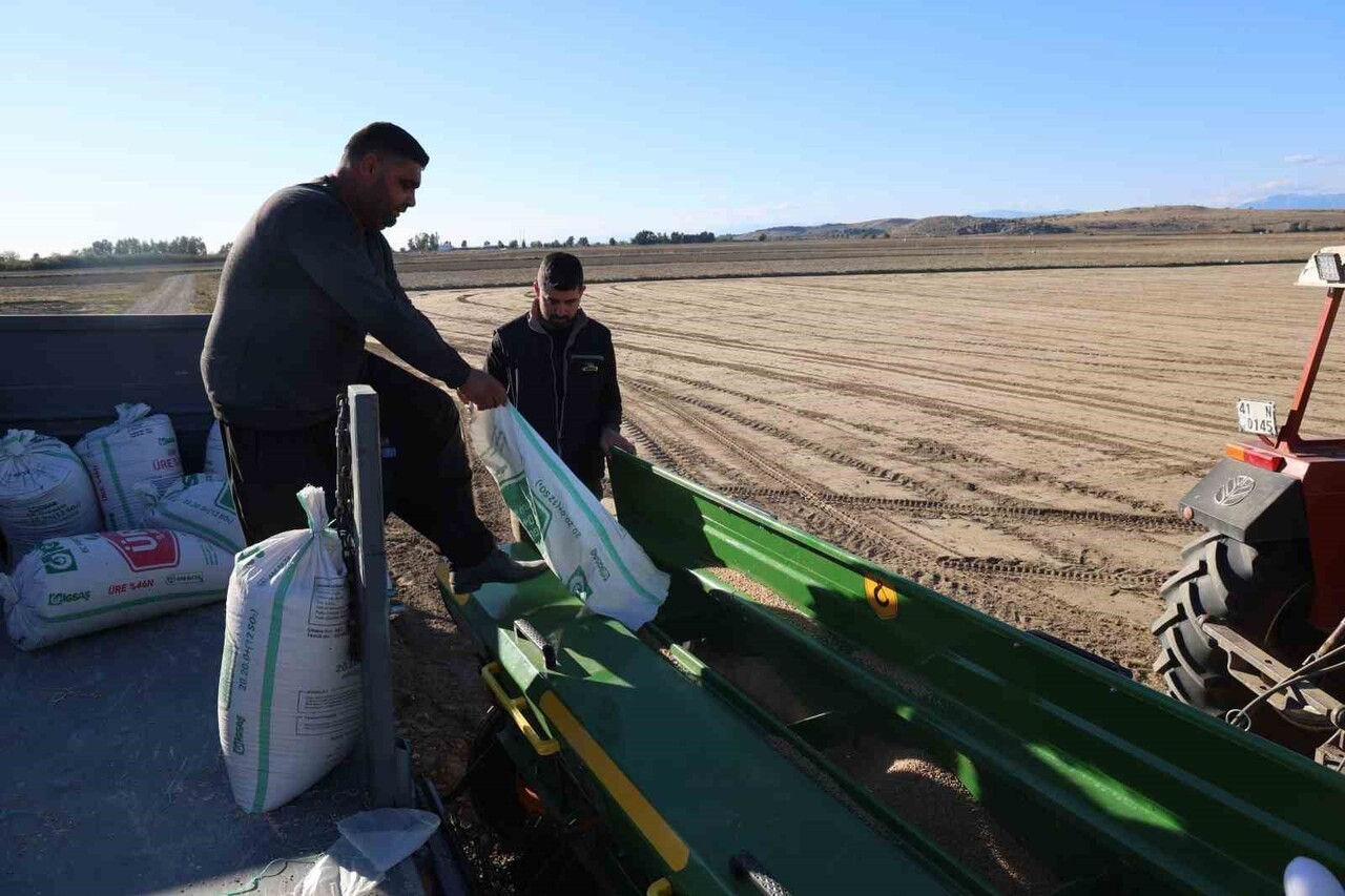 ÇUKUROVA’NIN BEREKETLİ TOPRAKLARINDA BUĞDAY TOHUMLARI TOPRAKLA BULUŞTU