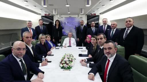 Cumhurbaşkanı Erdoğan, Türkmenistan dönüşü basın mensuplarıyla sohbet etti