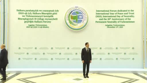 - Cumhurbaşkanı Erdoğan, Uluslararası Barış ve Güven Forumu kapsamında aile fotoğrafına...